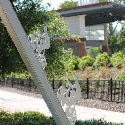 Sculpture representing mountain bikers climbing a hill