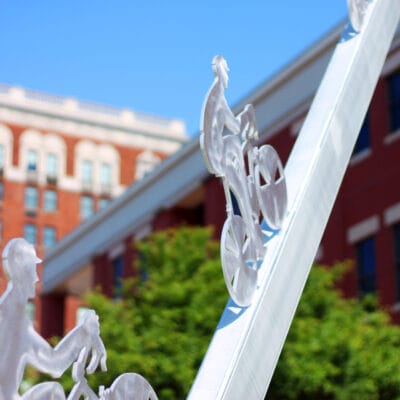 Sculpture representing mountain bikers climbing a hill